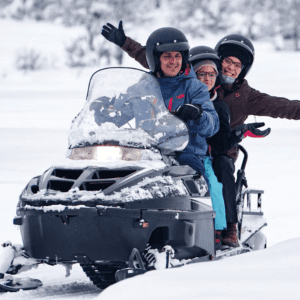 Excursión low cost en Ushuaia ❄️: Valle Carbajal, Paso Garibaldi, Lagos Escondido y Fagnano, paseo en raquetas y motos de nieve 🏍️ con almuerzo incluido 🍗.
