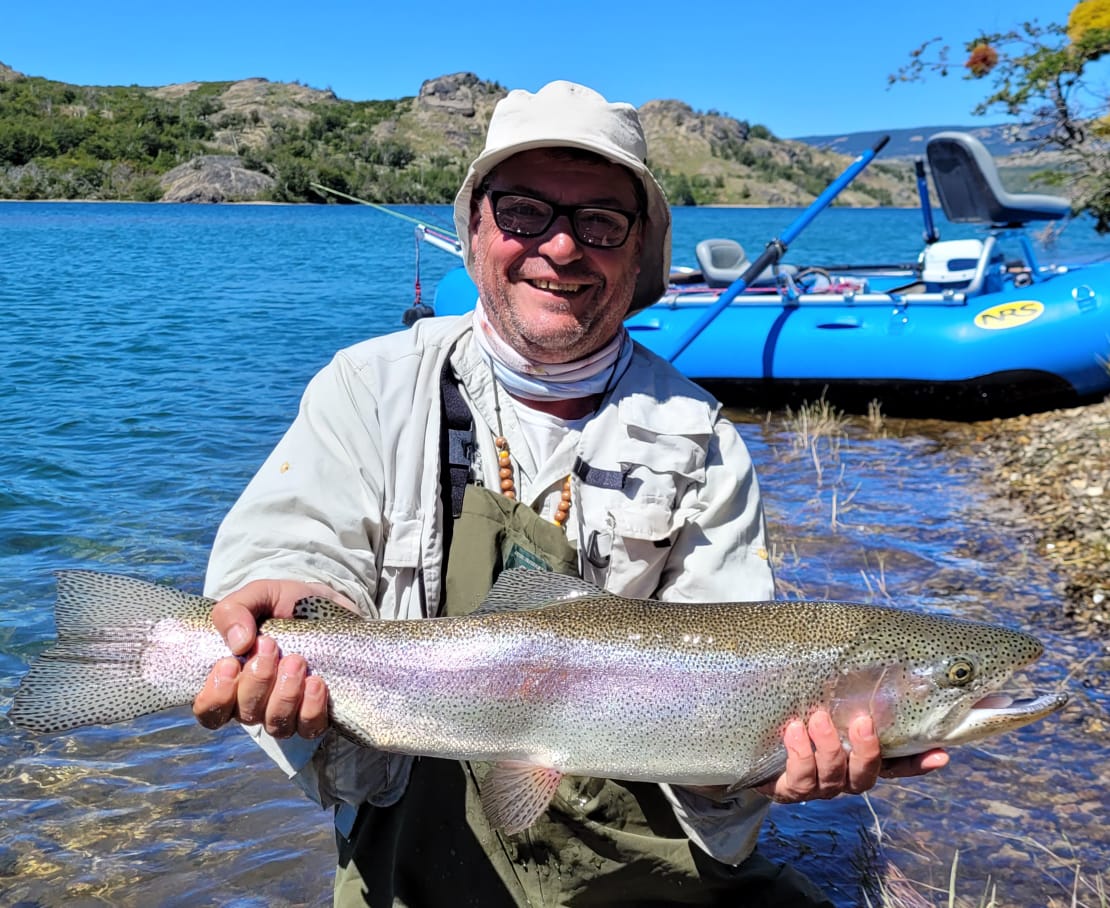 Pesca en Río Pico 🎣 | Excursión con guía, traslados en 4x4 , almuerzo campestre y truchas arcoíris, marrones y fontinalis .Alojamiento en lodge u hotel.