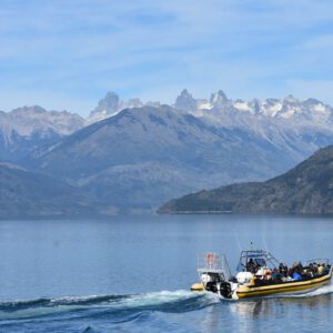 Navegacion en el Parque Nacional Lago Puelo, excurciones al limete con chile. En lancha todo el año